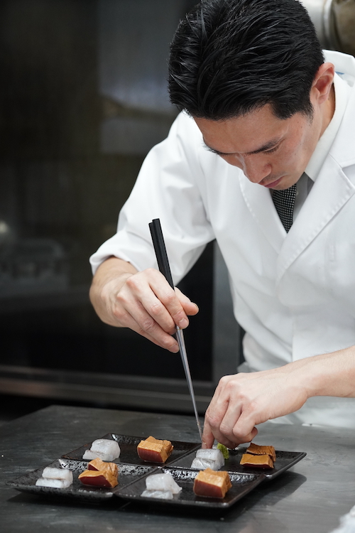 Chef Yohei preparing sushi